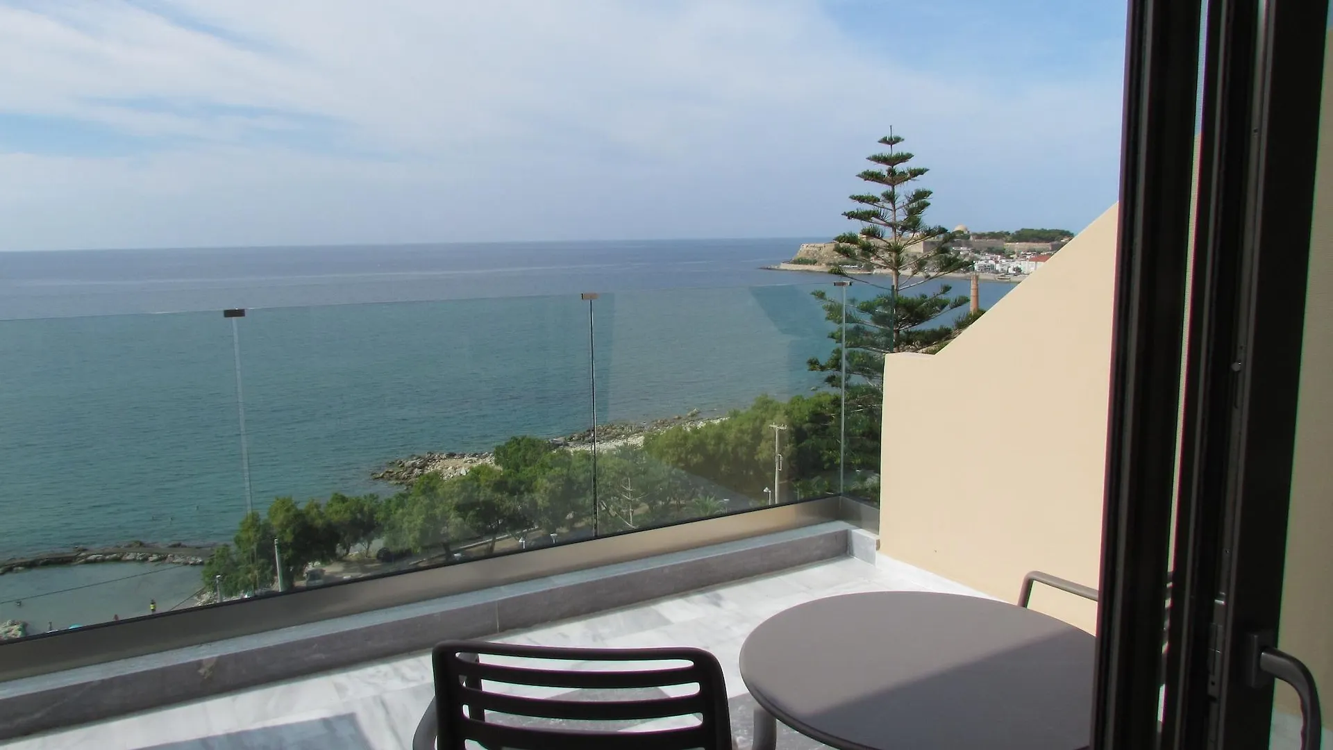 Archipelagos Hotel 레팀노